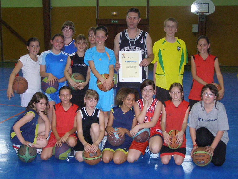 Olivier Jacquin récipiendaire de la lettre de félicitations de la fédération Française de basket-ball.