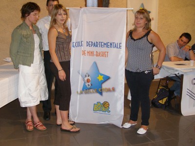 Photographie de la remise du fanion de la 1ère étoile des écoles de basket