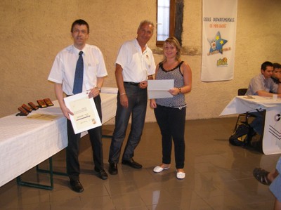 Photographie de la remise de la lettre de félicitation de FFBB à Elodie Friedl