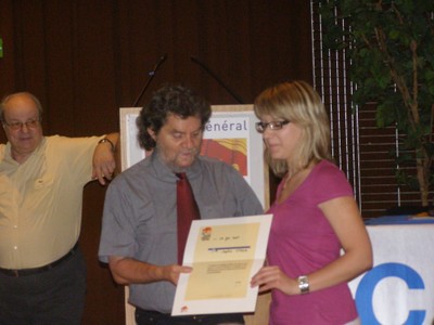 Photographie de la remise de la lettre de félicitation de FFBB à Sophie Stolz