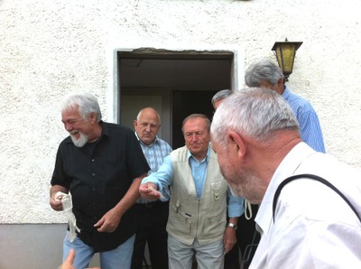 Bonne humeur pour la distribution de morceaux de dentelle