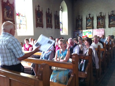 Dans l'église