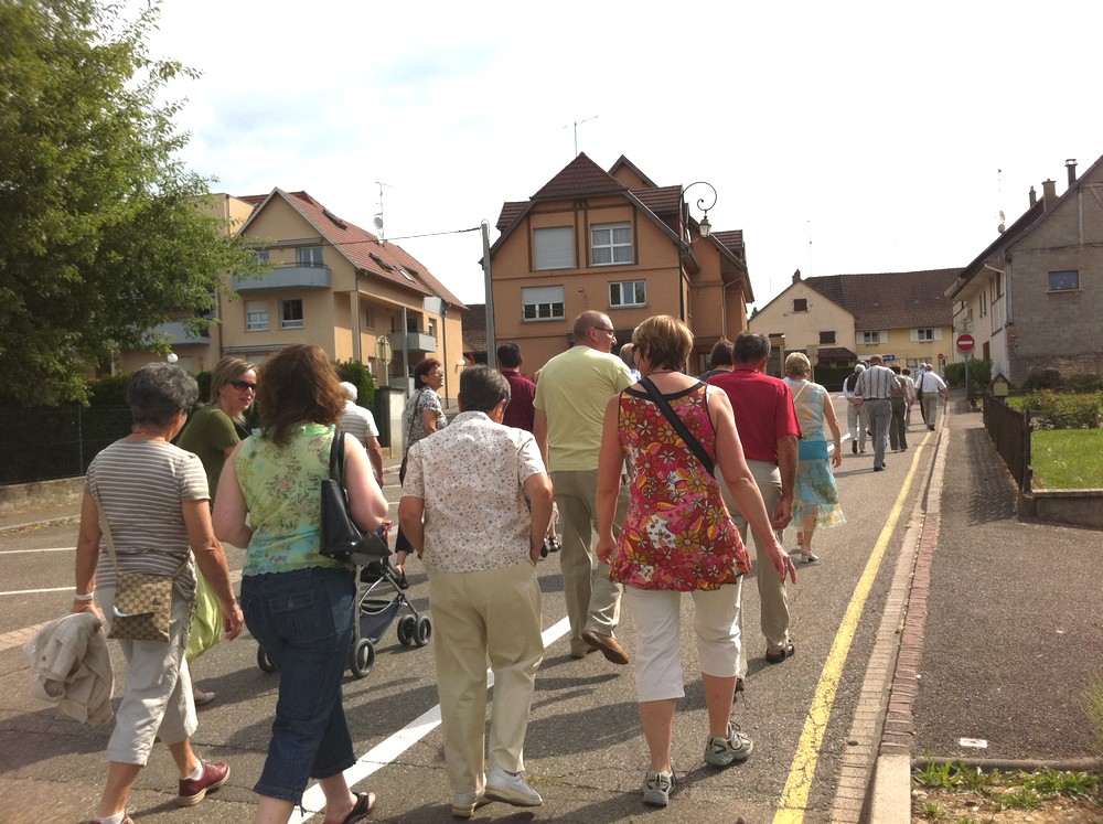 Le groupe monte la rue des écoles