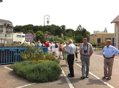 Le groupe près du canal de l'usine