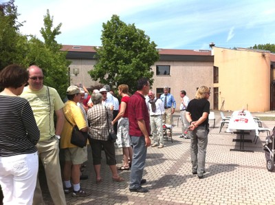 L'heure de l'apéritif devant la salle Nathan Katz