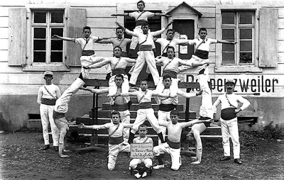 Cercle de Gymnastique Sts Pierre et Paul - pyramide adultes et pupilles vers 1920