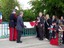 Photo du dévoilement de la plaque commémorative du pont lors de l'inauguration du pont Lieutenant Jean de Loisy à Waldighoffen, inauguré le 08 mai 2009.
