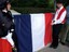 Photo du drapeau français recouvrant la plaque commémorative du pont lors de l'inauguration du pont Lieutenant Jean de Loisy à Waldighoffen, inauguré le 08 mai 2009.