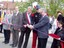 Photo n°2 du couper de ruban lors de l'inauguration du pont Lieutenant Jean de Loisy à Waldighoffen, inauguré le 08 mai 2009.