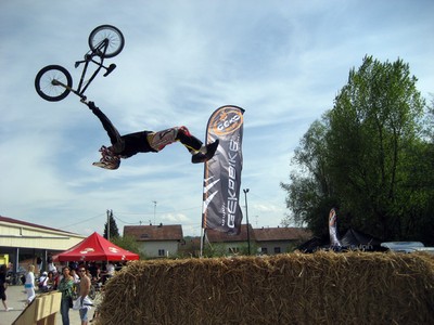 Figure de vélo acrobatique - à Waldighoffen le 4 mai 2008