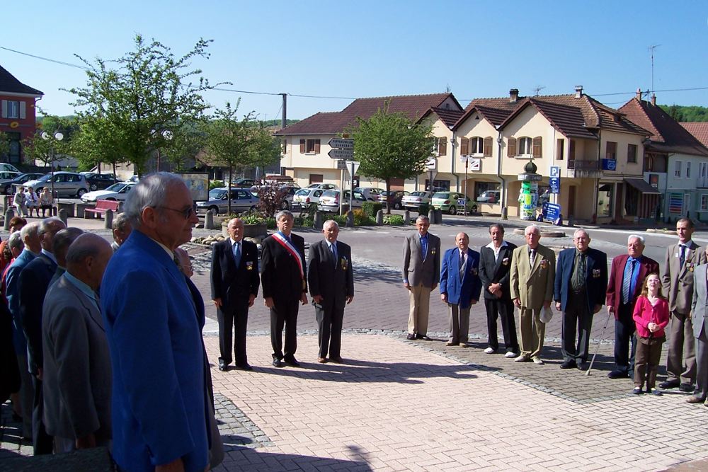 Officiel au garde à vous 30 ans UNC Waldighoffen