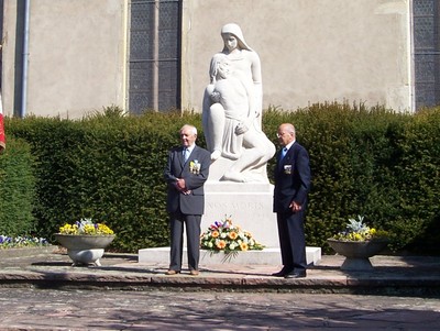 Officiels devant le Monument aux Morts 30 ans UNC Waldighoffen