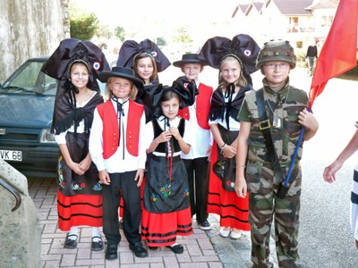 Petits alsaciens et porte drapeau AG UNC Altkirch 11 sept 2011