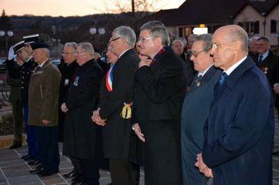 Officiels devant le monument aux morts