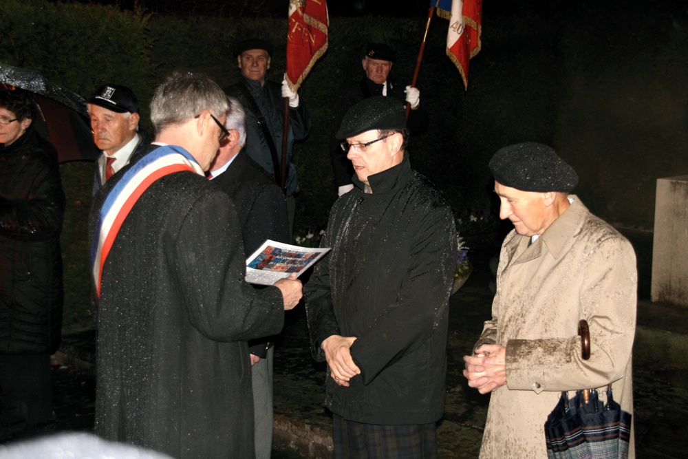 11 nov 2010 Waldighoffen - remise du diplôme au fils de Léon Laborde