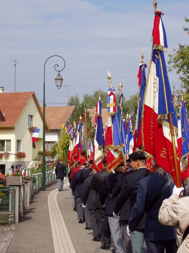 Congrès Départemental UNC 09.09.2007 cortège rue des écoles