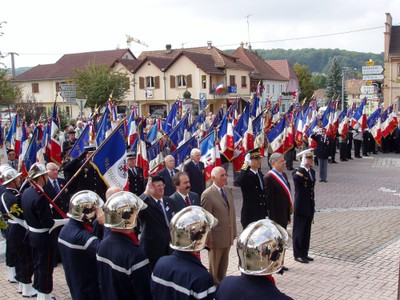 Congrès Départemental UNC 09.09.2007 les officiels au monument aux morts
