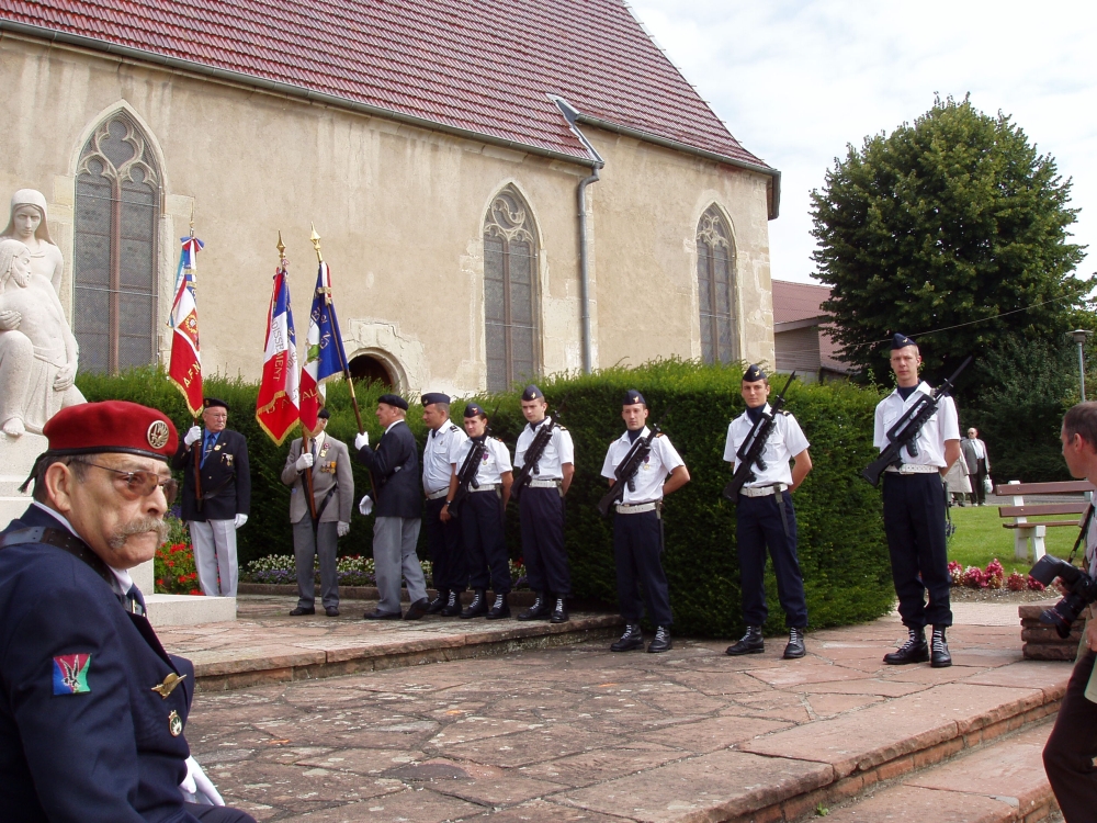 Congrès Départemental UNC 09.09.2007 militaires au monument aux morts