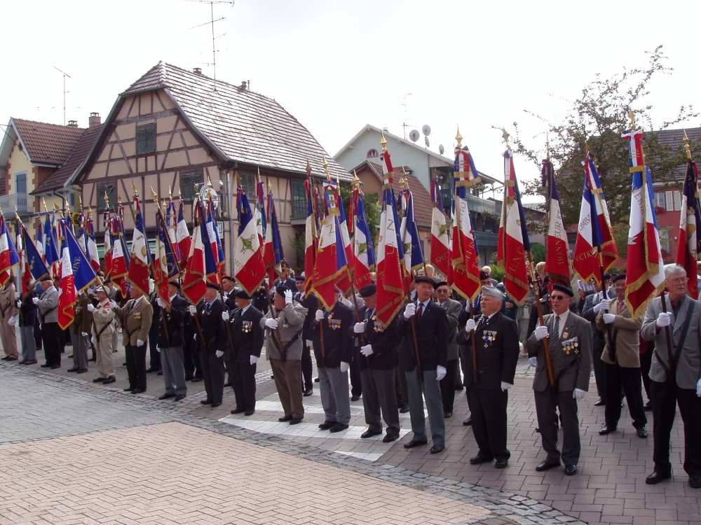 Congrès Départemental UNC 09.09.2007 portes drapeaux au monument aux morts