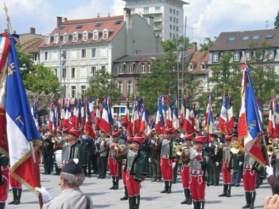 Les porte drapeaux et les Hussards