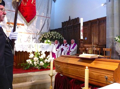 Avant la messe, les saintes écritures sur le cercueil du curé Ditner