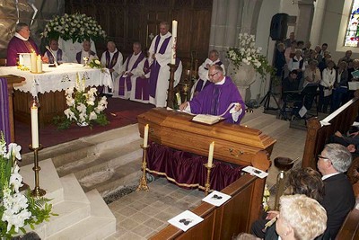 Le curé Smoter pose l'étole sur le cercueil