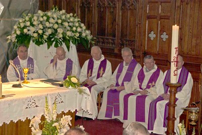 Les prêtres dans la partie droite du choeur