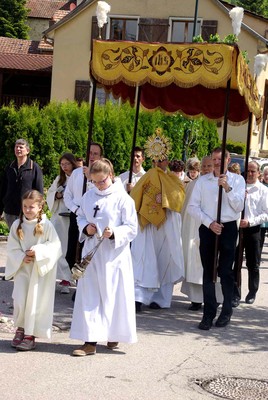 Fête Dieu Comm Paroisse 2 juin 2013-procession (1)