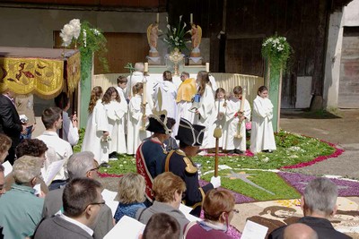 Fête Dieu Comm Paroisse 2 juin 2013-procession (2)