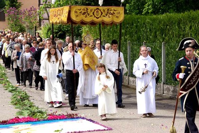 Fête Dieu Comm Paroisse 2 juin 2013-procession (6)