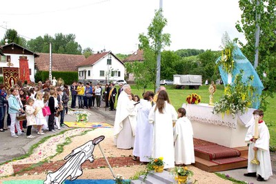 Fête Dieu Comm Paroisse 2 juin 2013-procession (7)