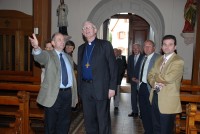 Le P. Christophe Smoter présente l'église à Mgr Grallet-Fessenheim