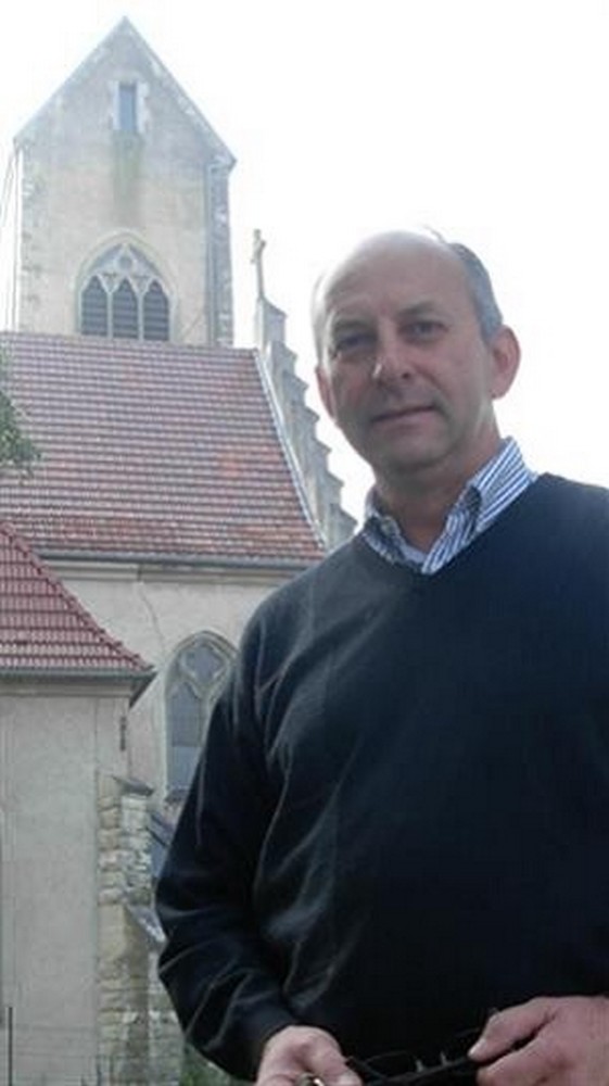 Père Christophe Smoter devant l'église de Waldighoffen