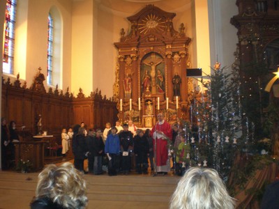 Les enfants et le père Christophe à la fête patronale 2012
