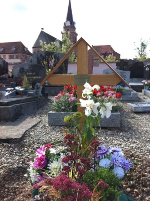 La tombe du Père Lichtlé, l'église de Bergheim en fond