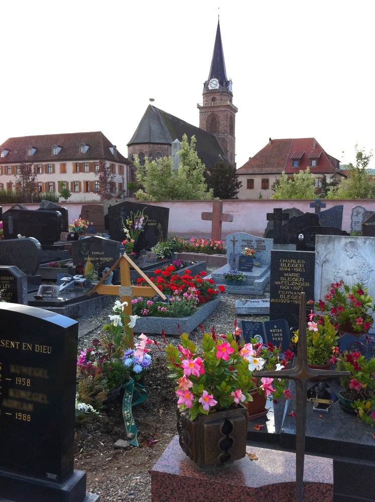 Le cimetière de Bergheim et, au bout de la rue, l'église