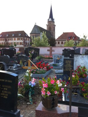 Le cimetière de Bergheim et, au bout de la rue, l'église