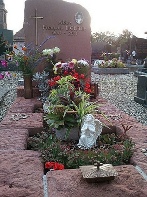 Tombe du Père François avec sa pierre tombale