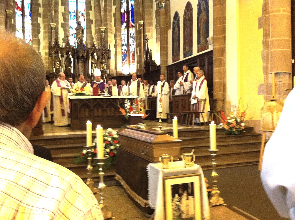 La fin de la messe d'enterrement du père François