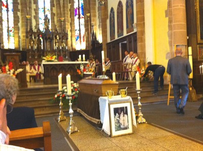 La photo du Père Lichtlé devant son cercueil