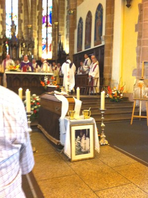 L'étole et le ciboire de François Lichtlé se trouvent sur le cercueil