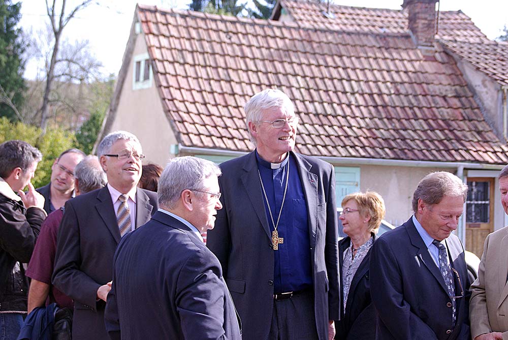 Mgr Grallet et des élus de Waldighoffen près du Foyer de Durmenach, en compagnie de l'abbé Hubert Schmitt