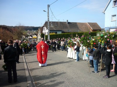 2012-04-01 - Procession des rameaux à Waldighoffen vue depuis le haut de la rue de Willer