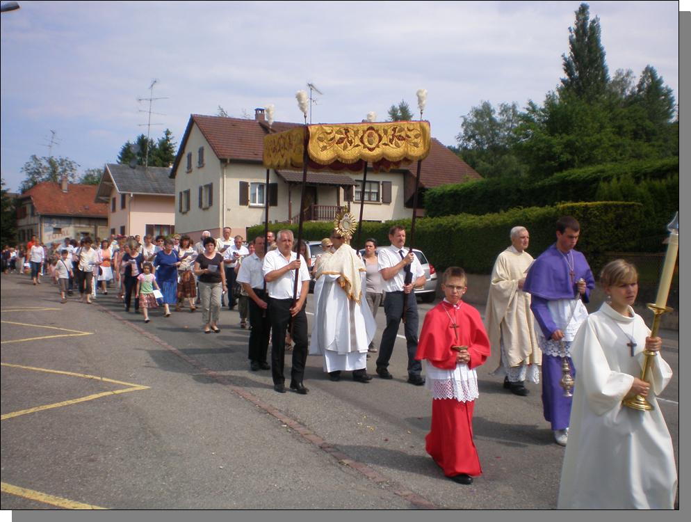 Fête Dieu 2010 - La procession dans les rues