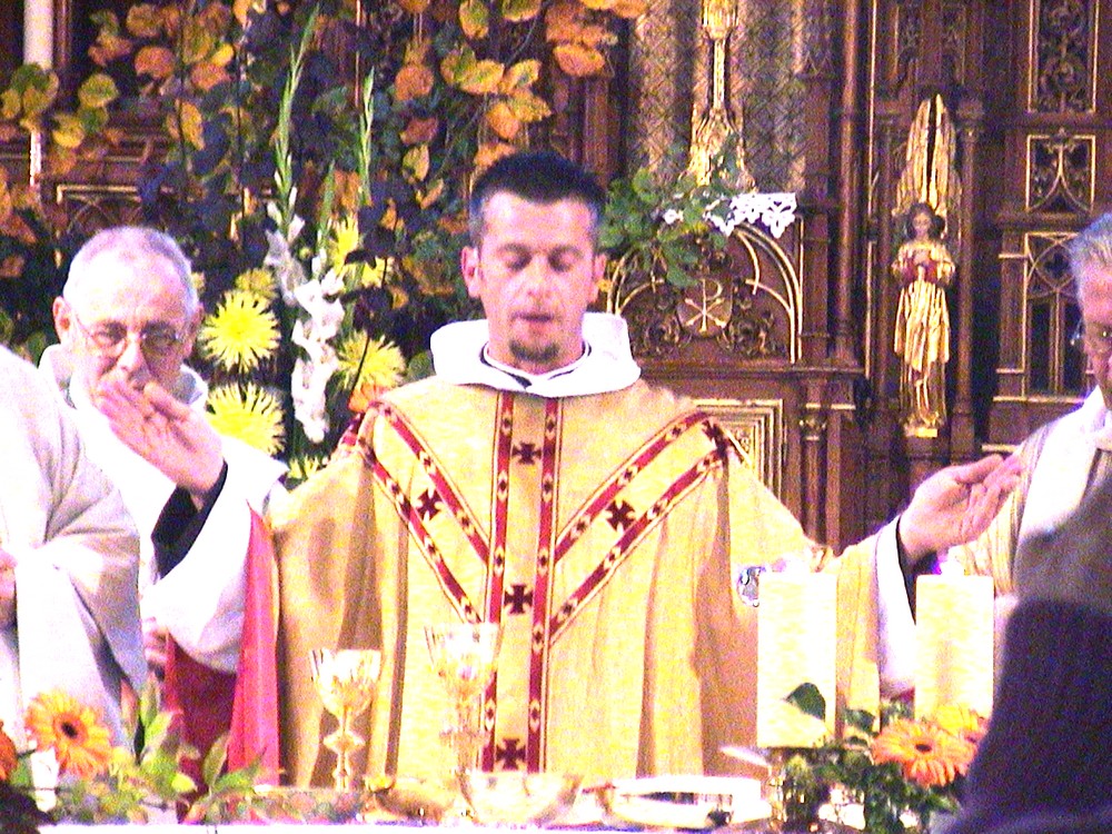 Le père François au cours de sa messe d' installation en octobre 2005