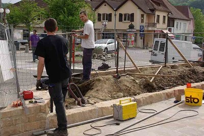 2013/05/06 Mise en place de la balustrade autour du parvis