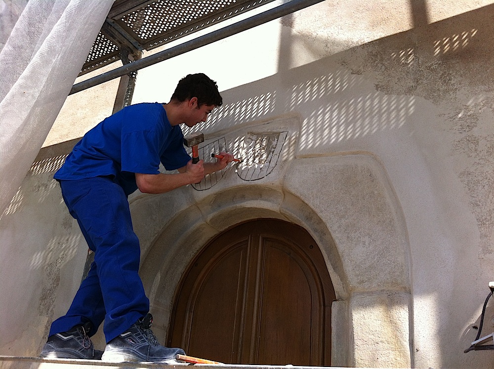 2013/05/27 Un ouvrier prépare l'emplacement des blasons