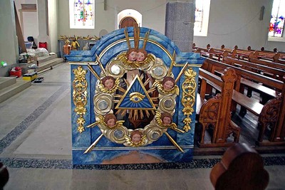 2013/06/27 La partie supérieure de l'autel baroque vient d'être livrée
