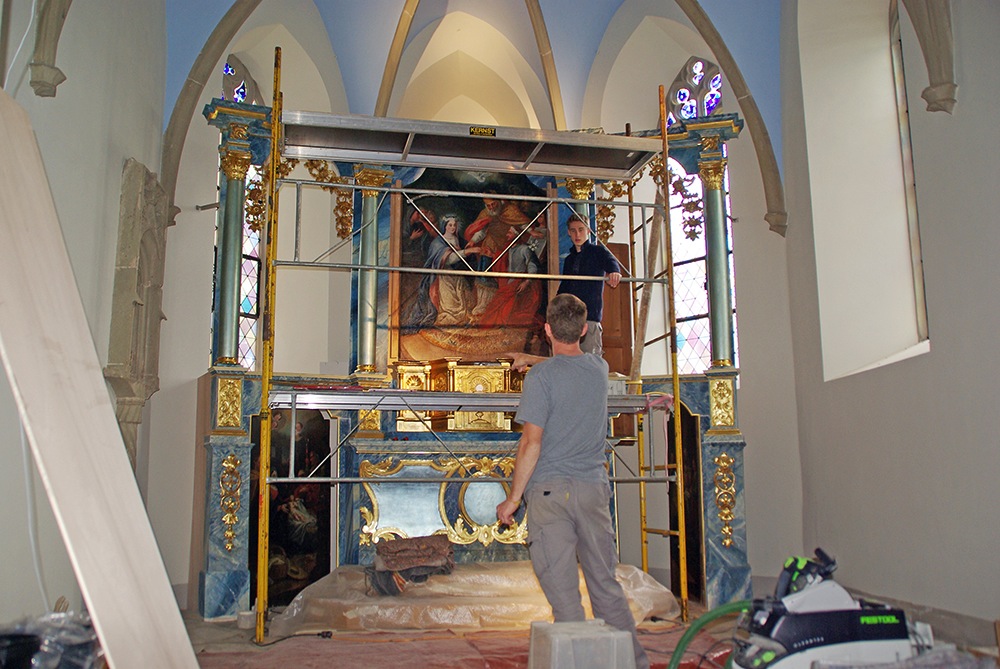 2013/06/27 Le montage de l'autel baroque commence