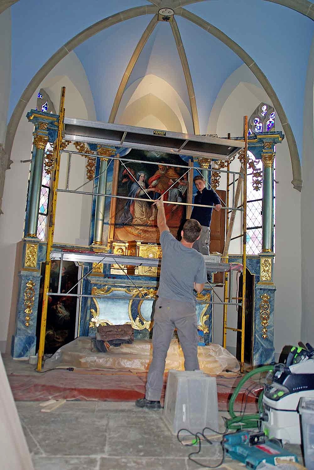 2013/06/27 Travaux d'installation de l'autel baroque